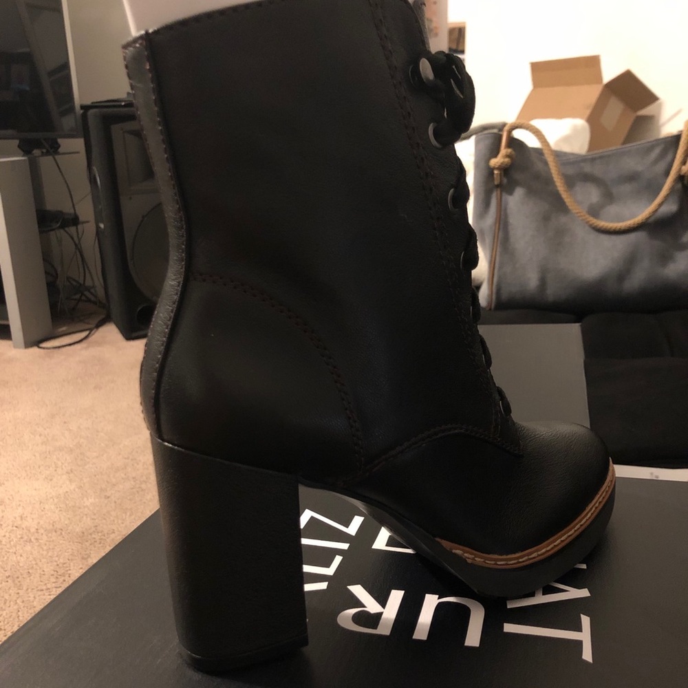 NATURALIZER CALLIE BLACK LEATHER BOOTS.